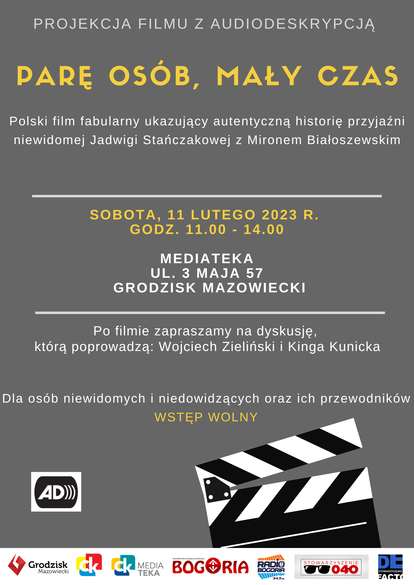 Plakat informujący o projekcji filmu z aduiodeskrypcją "Parę osób, mały czas"